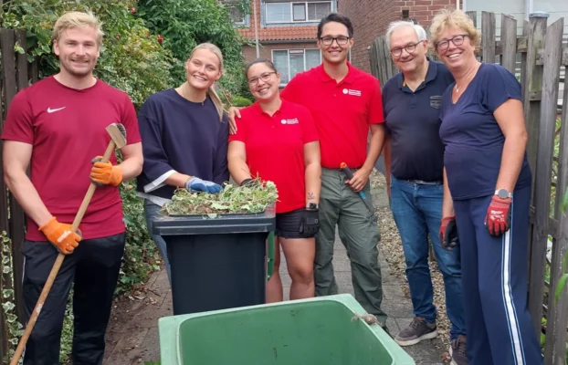 Raads- en commissieleden pakken in Gouderak onkruid aan na klachten bewoners